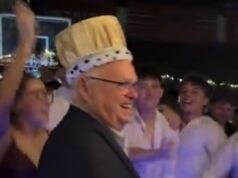 Momento comovente O diretor do herói é coroado rei do baile após levar uma bala ao atacar o atirador de uma escola em Oklahoma