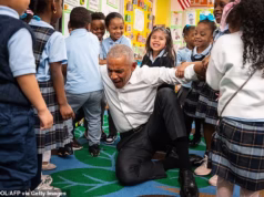 Jovens estudantes riem em meio às lágrimas de Obama enquanto ele visita uma escola pré-escolar em Nova York