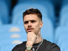 Romeo Beckham brinca ‘atrás das linhas inimigas’ enquanto assiste ao confronto Man City x Arsenal – enquanto Noel Gallagher também se junta à multidão no Etihad Stadium