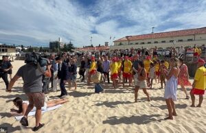 ‘Louco’ australiano rouba a cena de Harry e Meghan depois de capturar um momento inestimável na praia: ‘Dê a ele uma medalha’