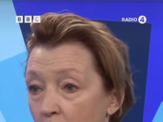 Leslie Manville foi considerada ‘fora de alcance’ e ‘horrível’ por alegar que os frequentadores do teatro estão ‘insultando’ os atores ao tirar fotos durante as chamadas ao palco