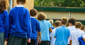 As crianças deveriam ser autorizadas a usar agasalhos nas aulas para tornar os uniformes escolares “mais inclusivos”, dizem os parlamentares