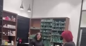 Uma briga violenta irrompe na frente de clientes chocados em cabeleireiros de Sydney – e os motivos hilariantes que isso provocou