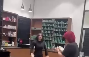 Uma briga violenta irrompe na frente de clientes chocados em cabeleireiros de Sydney – e os motivos hilariantes que isso provocou