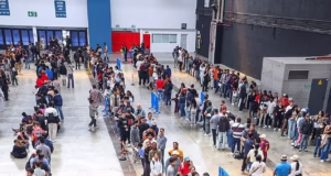 Espanha abre as portas aos migrantes indocumentados: Enormes filas continuam a formar-se depois de o governo socialista permitir a permanência de 500.000 pessoas