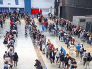 Espanha abre as portas aos migrantes indocumentados: enormes filas formam-se depois de o governo socialista conceder cidadania a 500.000 pessoas