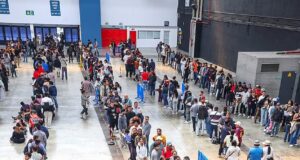 Espanha abre as portas aos migrantes indocumentados: enormes filas formam-se depois de o governo socialista conceder cidadania a 500.000 pessoas