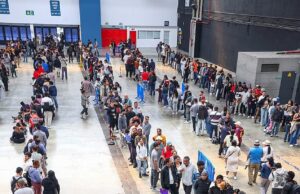 Espanha abre as portas aos migrantes indocumentados: enormes filas formam-se depois de o governo socialista conceder cidadania a 500.000 pessoas