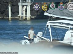 O iate foi preso na costa de Tweed Heads depois que a polícia supostamente fez a descoberta de cair o queixo a bordo.
