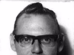 Homem acusado de assassinar funcionário público gay em um beco em 1984 disse à namorada anos depois ‘foi onde matamos aquele cara’, ouviu o tribunal