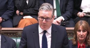 Desculpe, não desculpe! Starmer admite que cometeu um erro ao nomear Mandelson embaixador nos EUA – mas culpa as autoridades por não lhe terem informado sobre falhas nas verificações de segurança… Até mesmo os aliados admitem que o primeiro-ministro “não tem certeza” de sobreviver