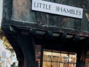 ‘Os turistas estão transformando nossa cidade em um parque temático de Harry Potter’: os moradores dizem que suas icônicas ruas medievais estão sendo arruinadas por lojas ‘apertadas’