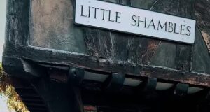 ‘Os turistas estão transformando nossa cidade em um parque temático de Harry Potter’: os moradores dizem que suas icônicas ruas medievais estão sendo arruinadas por lojas ‘apertadas’