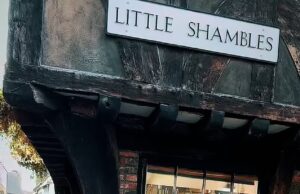 ‘Os turistas estão transformando nossa cidade em um parque temático de Harry Potter’: os moradores dizem que suas icônicas ruas medievais estão sendo arruinadas por lojas ‘apertadas’