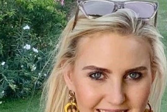 Motorista ‘arrogante’ que atropelou uma jovem a 93 km/h enquanto ela atravessava a rua sorri do lado de fora do tribunal – antes de chorar no banco dos réus enquanto é preso por nove anos