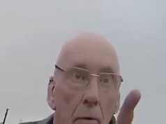 O momento em que um aposentado desbocado, de 77 anos, ameaçou dar um soco em uma guarda de trânsito com raiva na máquina de pagar e exibir depois de rejeitar suas moedas