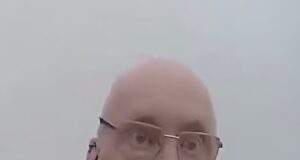 O momento em que um aposentado desbocado, de 77 anos, ameaçou dar um soco em uma guarda de trânsito com raiva na máquina de pagar e exibir depois de rejeitar suas moedas