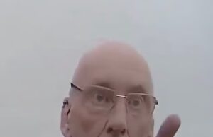 O momento em que um aposentado desbocado, de 77 anos, ameaçou dar um soco em uma guarda de trânsito com raiva na máquina de pagar e exibir depois de rejeitar suas moedas