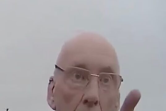 O momento em que um aposentado desbocado, de 77 anos, ameaçou dar um soco em uma guarda de trânsito com raiva na máquina de pagar e exibir depois de rejeitar suas moedas