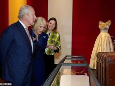 Rei Charles e Rainha Camilla chegam para desfile de moda em homenagem ao 100º aniversário de Elizabeth II