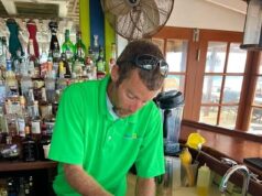 O barman local que serviu Brian Hooker pouco antes de sua esposa ‘cair’ nas Bahamas diz que seu cronograma não bate