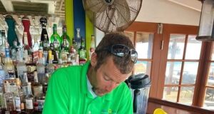 O barman local que serviu Brian Hooker pouco antes de sua esposa ‘cair’ nas Bahamas diz que seu cronograma não bate