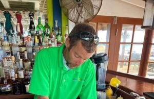 O barman local que serviu Brian Hooker pouco antes de sua esposa ‘cair’ nas Bahamas diz que seu cronograma não bate