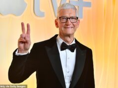 O CEO da Apple, Tim Cook, renunciou repentinamente e anunciou o nome do sucessor