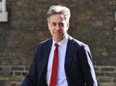 Ed Miliband irá “rebaixar” sua iniciativa de energia verde, apesar dos temores de que isso aumente os preços e usará a guerra do Irã para justificar sua agenda líquida zero
