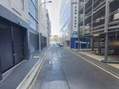 LIGHT SQUARE, ADELAIDE: Policiais lotam a pista enquanto um homem confronta a polícia durante um incidente na hora do rush