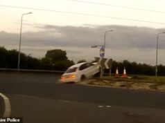 O BMW liderou a polícia em uma perseguição a 220 km/h antes de bater em uma rotatória e voar pelo ar.