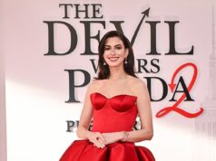 Anne Hathaway surpreende com um vestido vermelho ardente ao se juntar a Meryl Streep e Emily Blunt na estreia repleta de estrelas de Devil Wears Prada 2 em Nova York