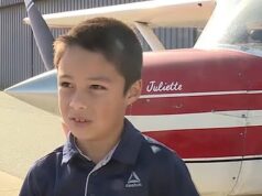 O menino de oito anos aprendeu a pilotar um avião quando seu pai começou a ensiná-lo ainda muito jovem.