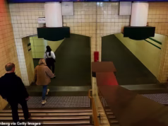 100 mil pessoas passam por um cadáver no meio de Sydney. Os australianos não podem escapar desta triste verdade