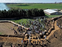Dezenas de prisões na pacata zona rural de Wisconsin depois que ativistas dos direitos dos animais invadiram uma fazenda com atividades secundárias altamente controversas