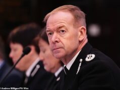 Policial de alto escalão enfrenta tribunal por ‘comentários repugnantes’ a civis seniores