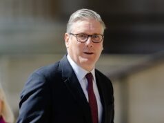 O apoio de Starmer começa a ruir: os parlamentares trabalhistas pedem ao gabinete que atue como um funcionário público demitido, cambaleando o primeiro-ministro com uma faca – primeira dissidência com Miliband e Cooper