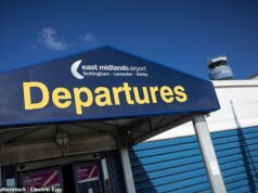 Casal na casa dos 50 anos que foi flagrado fazendo sexo antes do voo ‘alegou que estava rezando’