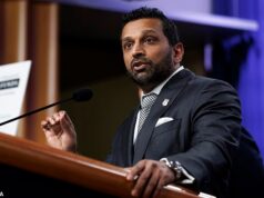 Kash Patel saiu pela culatra quando questionado pelos repórteres se ele estava bêbado no trabalho e afirmou que pensava ter sido demitido.