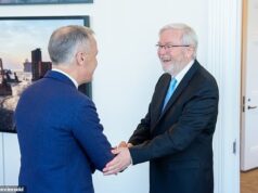 Kevin Rudd aumentou sua fortuna impressionante ao saltar de pára-quedas em um emprego de US$ 700.000, depois de deixar precocemente seu cargo de embaixador.