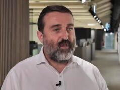 Como o chefe corrupto do prédio escolar dá aos amigos empregos de milhões de dólares enquanto os contribuintes pagam a conta