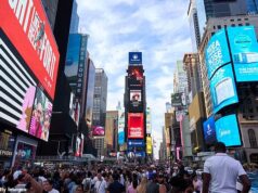 Menina abandonada em seu carrinho no meio da Times Square às 23h