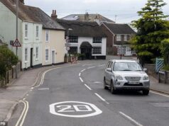 Moradores da cidade litorânea se rebelam contra o ‘vandalismo’ causado pelas novas placas do esquema de limite de velocidade de 20 mph