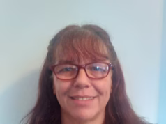 A reunião do conselho escolar abalou depois que uma secretária acidentalmente fez comentários obscenos sobre outra mulher no microfone quente