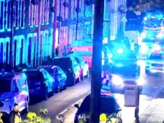 Momento horrível, o carro gira entre os motores estacionados enquanto a perseguição policial termina em um grande acidente