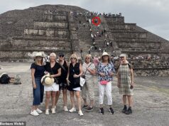 Turistas riem diante de pirâmides mexicanas prestes a serem sacrificadas