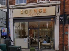 Jovem levado ao hospital após ‘esfaqueamento’ em salão de manicure: Mulher, 21 anos, presa