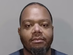 Candidata ao Senado do estado do Colorado é presa depois que sua filha, de 4 anos, quase se afogou sozinha em uma piscina enquanto estava em um bar