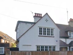 Requerente de asilo afegão de 20 anos é preso por assediar estudantes depois que o governo esconde imigrantes ilegais na casa de Surrey sem informar os residentes