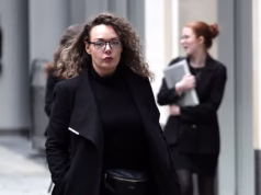 Mulher abandonada quando bebê por seu pai milionário, que a excluiu de seu testamento, ganhou £ 123.000 após amarga batalha judicial com sua madrasta